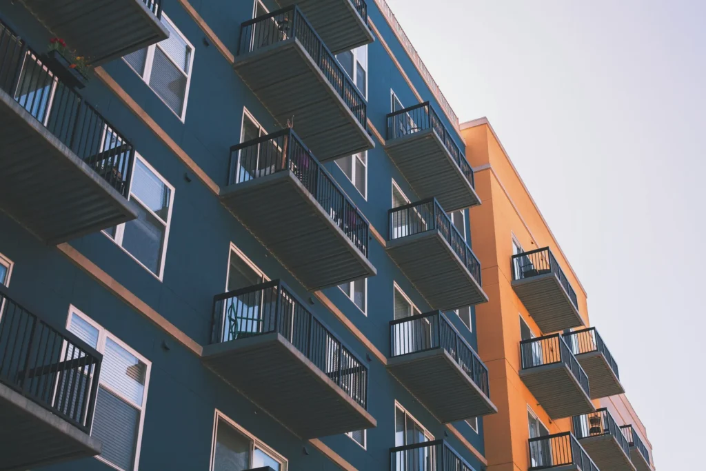 Fachada de un edificio de oficinas con balcones en Nervión