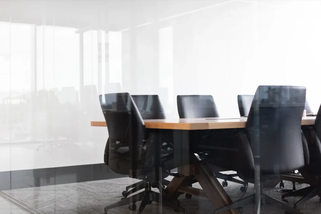 Sala de reuniones acristalada en una oficina de Nervión