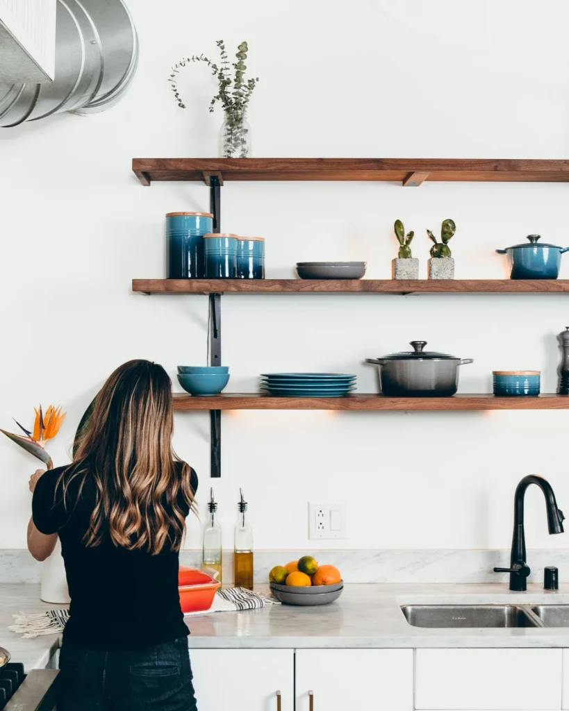 Cocina con baldas de madera y encimera clara en un piso de Los Remedios