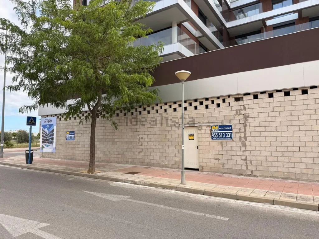 Local comercial en esquina en la avenida de la Filosofía, Mairena del Aljarafe