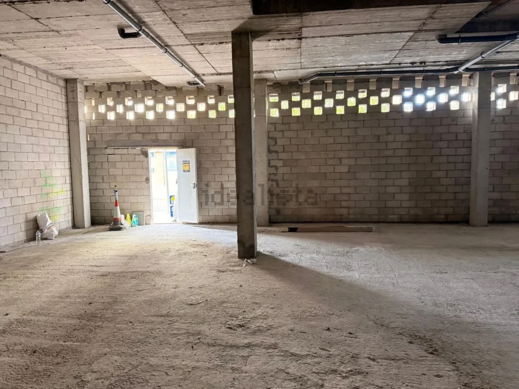 Local comercial en esquina en la avenida de la Filosofía, Mairena del Aljarafe