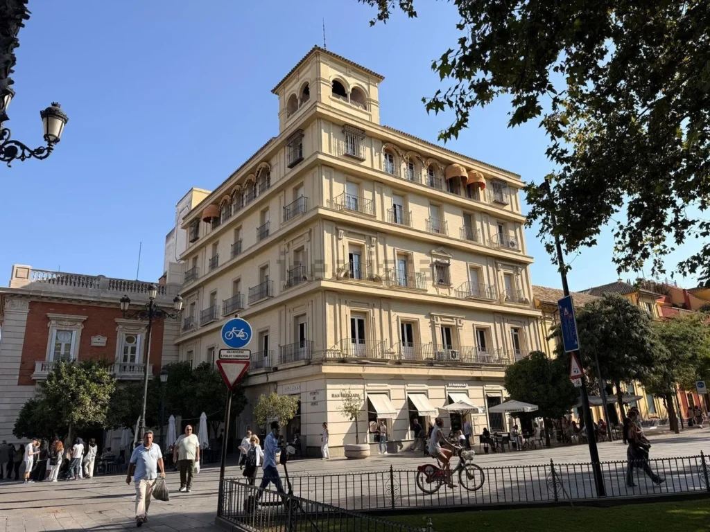 Local con consulta médica en funcionamiento junto a la Puerta de Jerez, Sevilla